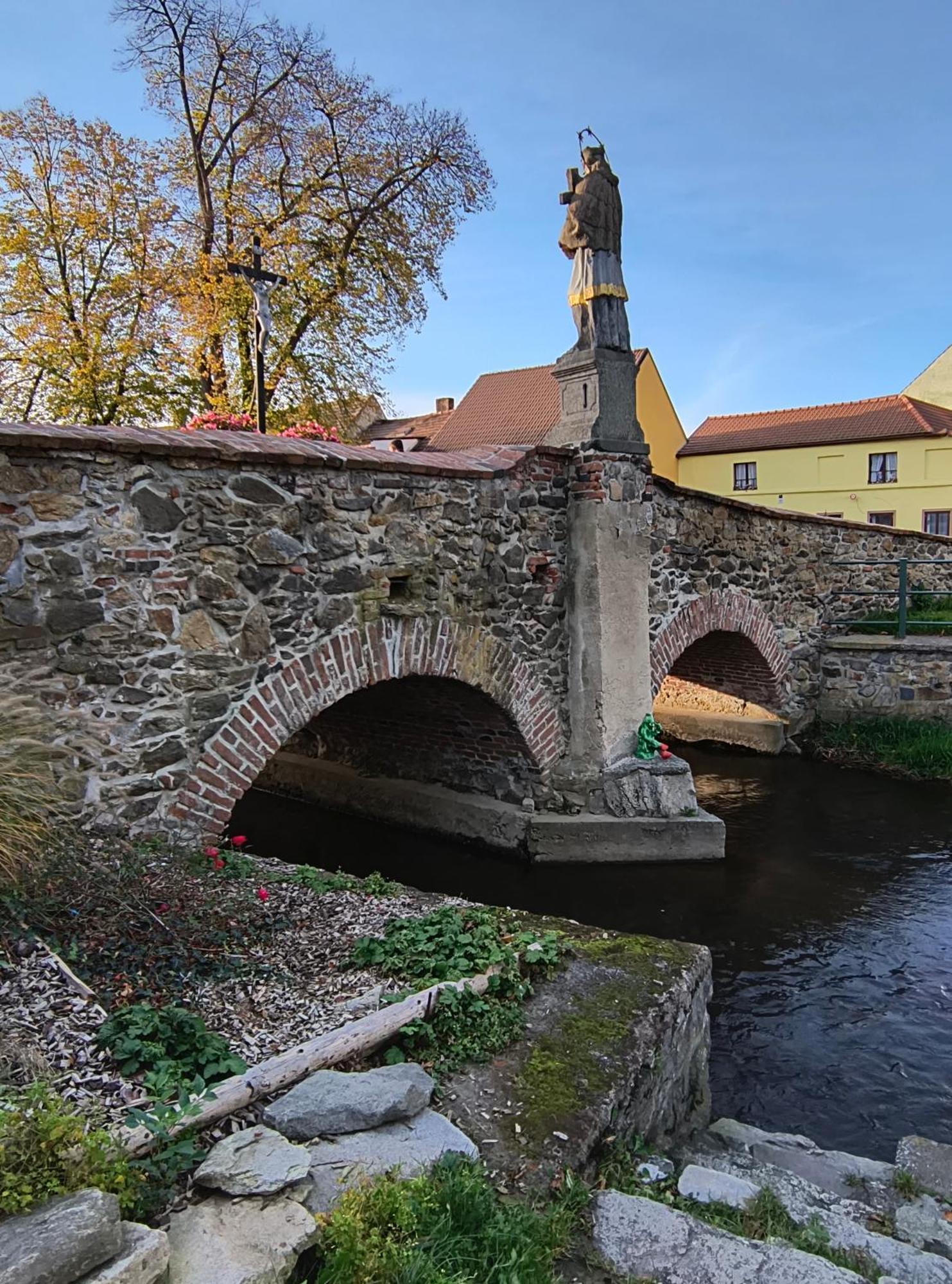 Chaloupka U Mostu Sv Jana V Centru Vodnan *